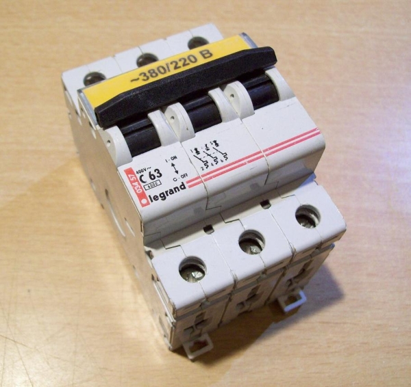 !  |  C63 (/) Legrand